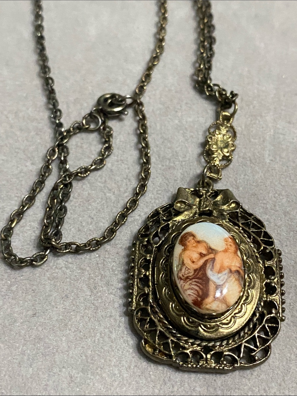 Vintage Gold Cameo Pendant Necklace - Picture 4 of 4